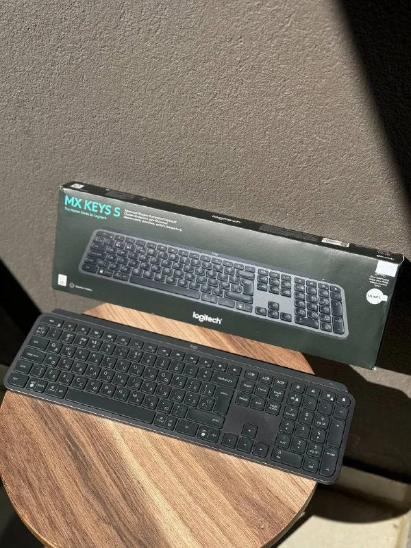 Logitech MX Keys S, Apple Magic Trackpad 1
