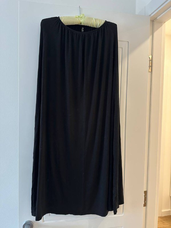 Юбка длинная, ботинки Hogl, шелковый топ, сапоги Hogl, джинсы Levi’s, футболки, платье Steven Schraut