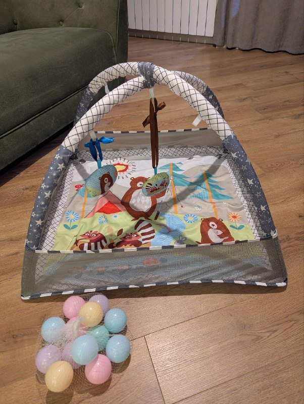 Детский коврик с дугами и игрушками