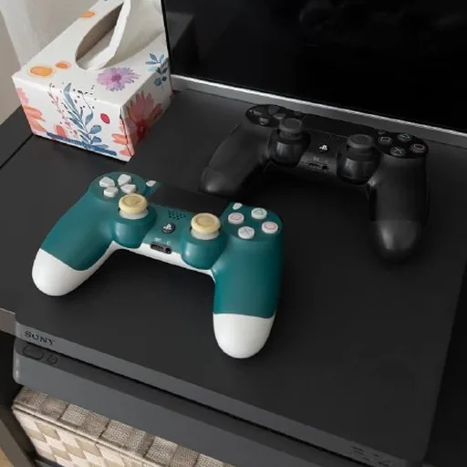 PlayStation 4 Slim 1 ТБ, 2 геймпада, игры