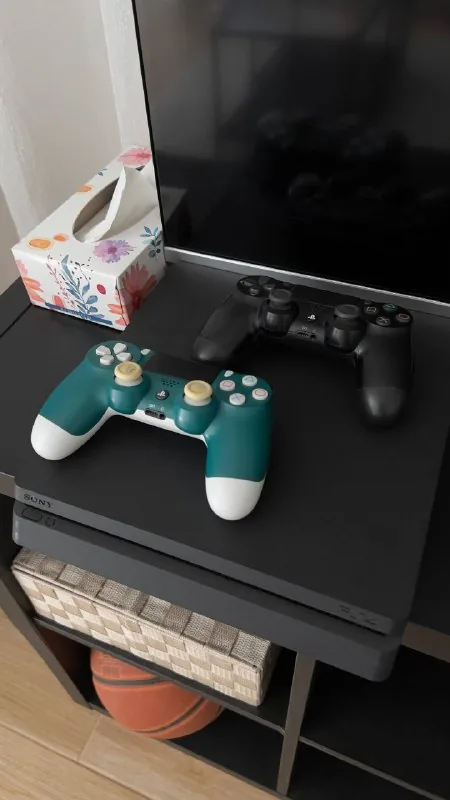 PlayStation 4 Slim 1 ТБ, 2 геймпада, игры 1