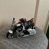 Белый и красный игрушечные мотоциклы 1