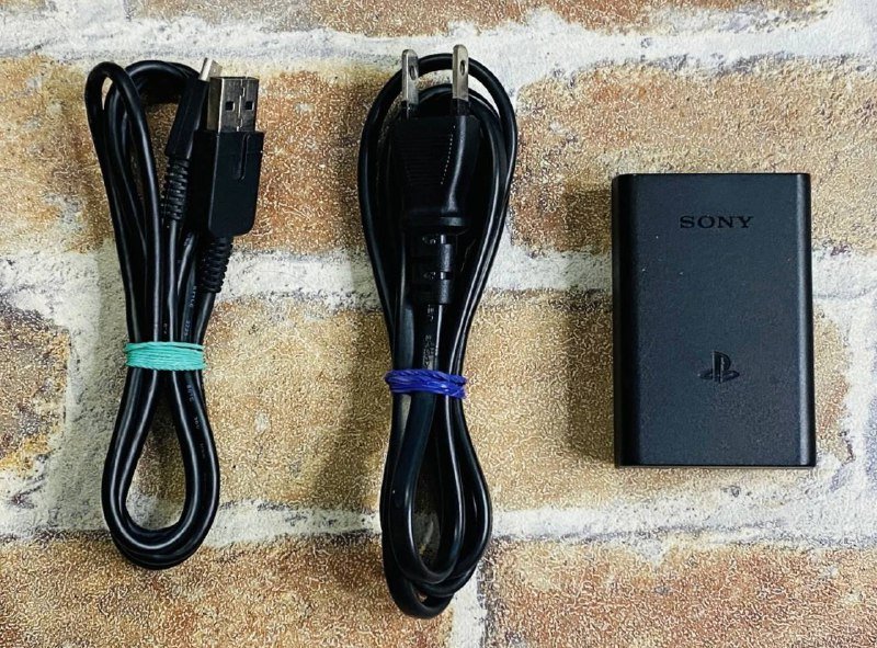 PS VITA 1100 и 2000 с флешками и зарядными 4