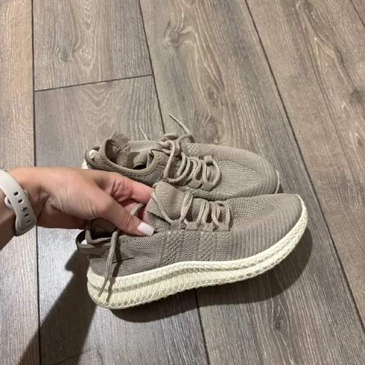 Sneakers, size 38