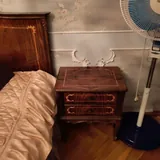 Часы, люстра, столик с зеркалом, шкаф, кровать, тумба, вазы, чашки 8