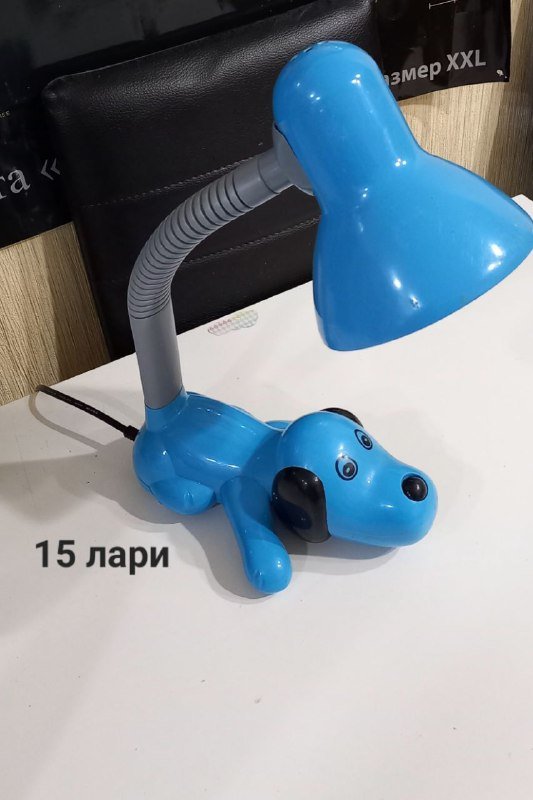 Черная сумка, белый рюкзак, складной стул, лампа-собачка