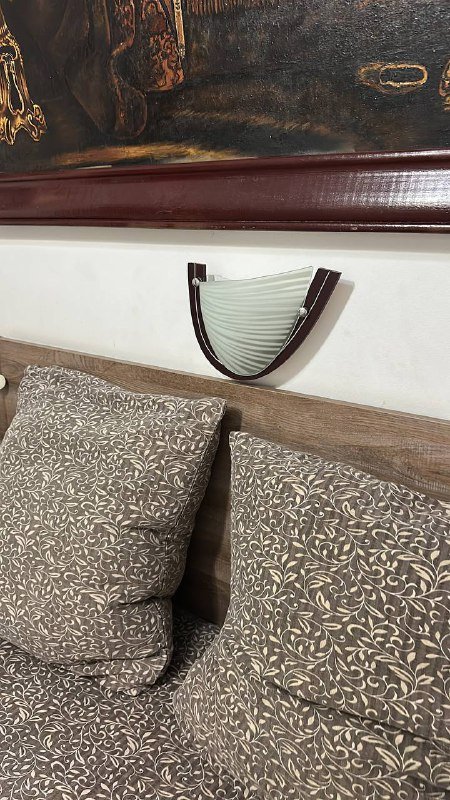 Стиральная машинка, унитаз, раковина, кровати, душ кабинка, тумбочки, кондиционер, двери, газовая плита, столы, микроволновка, зеркало