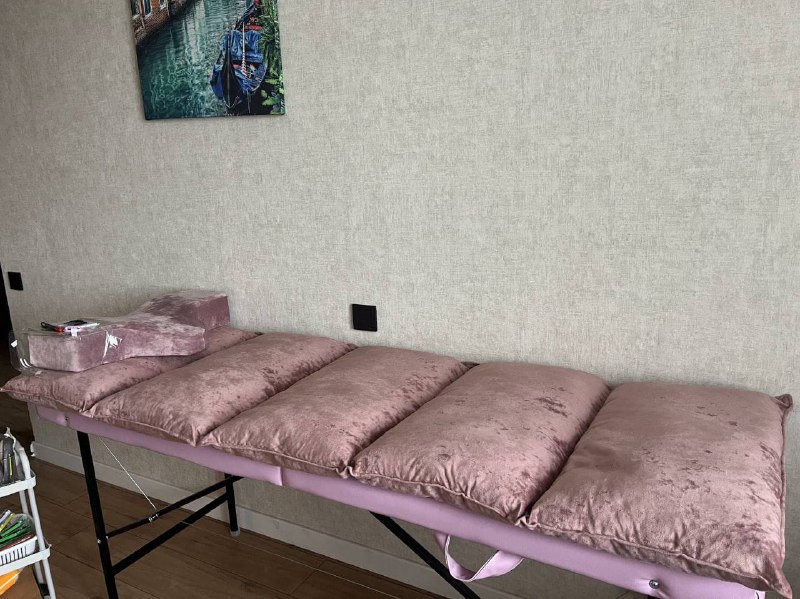 Кушетка, матрас, подушки для наращивания ресниц, стул, кольцевая лампа 3