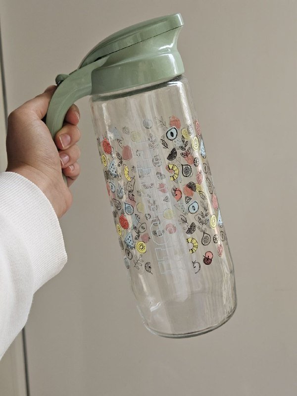 Два стеклянных графина для лимонада