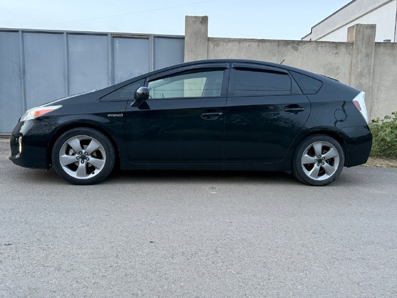 Toyota Prius 2012 г., гибрид, 180000 миль, комплект зимних покрышек