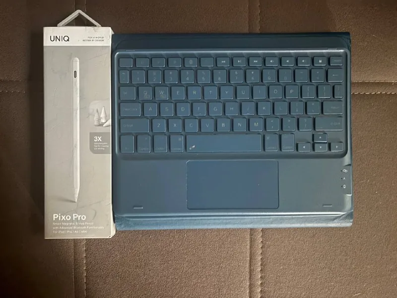 Wireless Keyboard Case for iPad, Stylus Pen UNIQ Pixo Pro