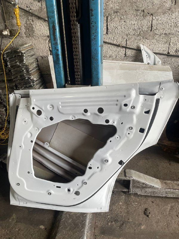 Поврежденная задняя правая дверь Tesla Y белый жемчужный 3