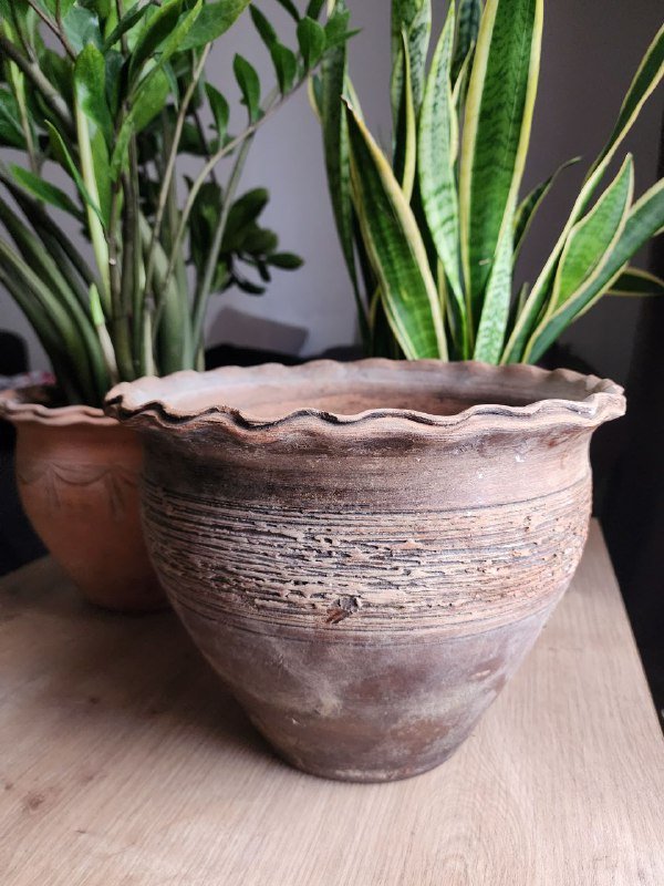 Глиняный горшок диаметром 25 см