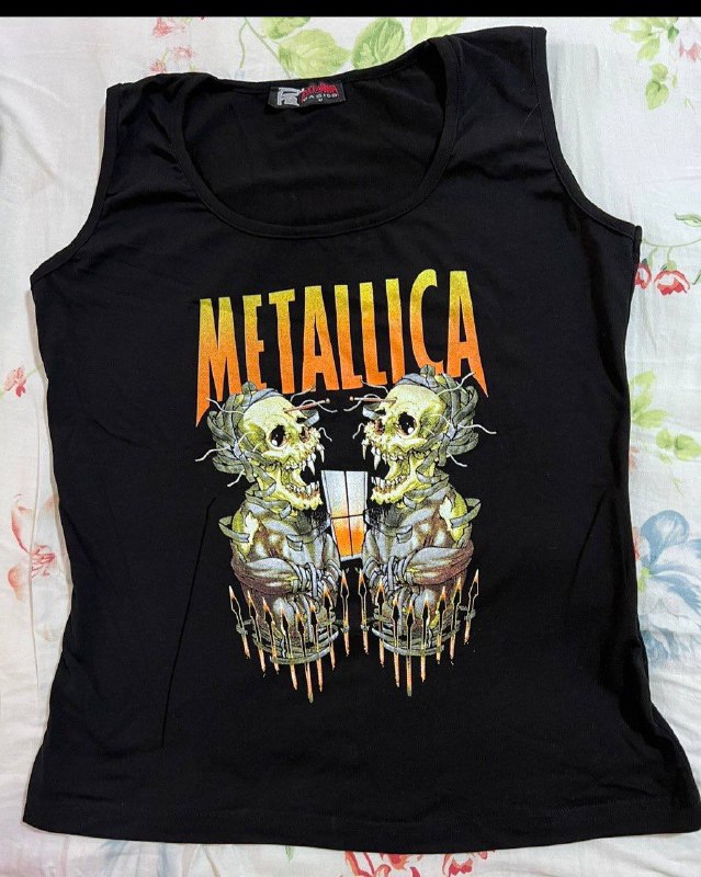 Ветровка, воротник, кофта Clinique, пальто, майка Metallica, шапка, берет, штаны, шарф, массажер 5