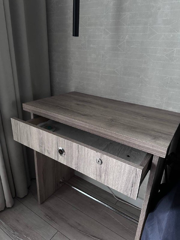 Небольшой стол с ящиком