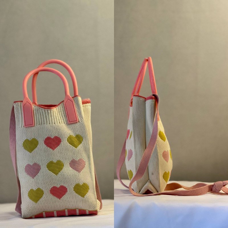 Маленькая вязаная сумочка с сердцами