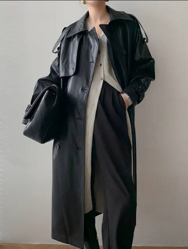 Черный плащ из искусственной кожи