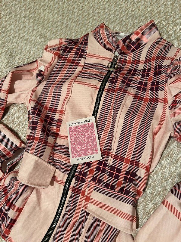 топ спортивный, кофта, джинсы, жилетка джинсовая, ободок, сумка 4