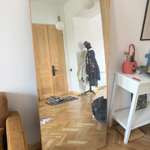 Зеркало с оправой бронзового цвета