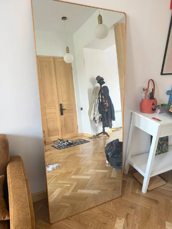 Зеркало с оправой бронзового цвета 1