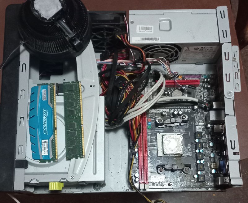 Разобранный ПК без дисков и материнская плата Biostar, монитор Lenovo ThinkVision E2223S