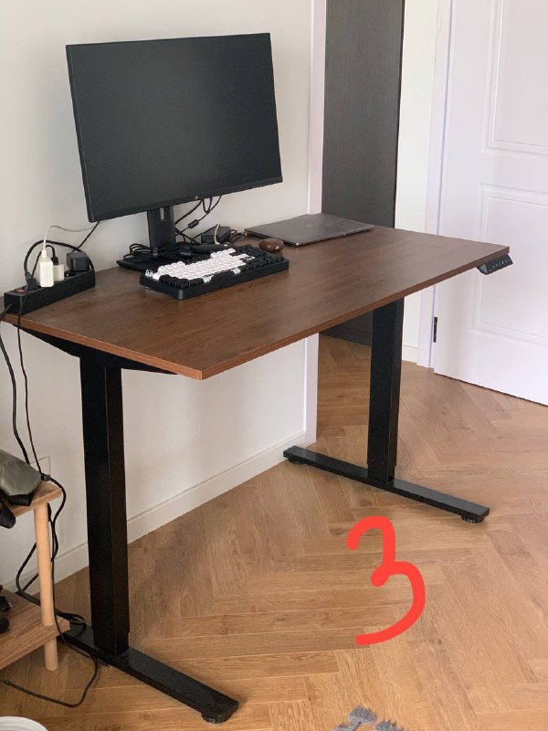 Механическая клавиатура, 4К монитор 2E L2820B, подъемный стол Flexispot EN1, монитор Samsung LU28R55, обычный стол, мультиварка Рэдмонд 3