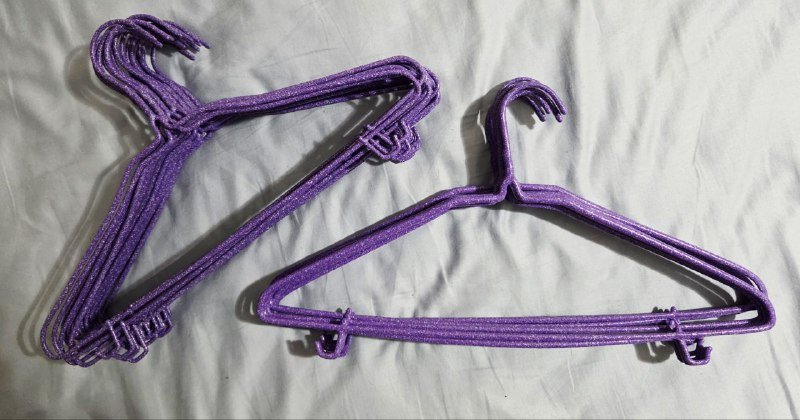 Вешалки металлические, расчёска, крем Topicrem, зеркало, духи Antonio Maretti