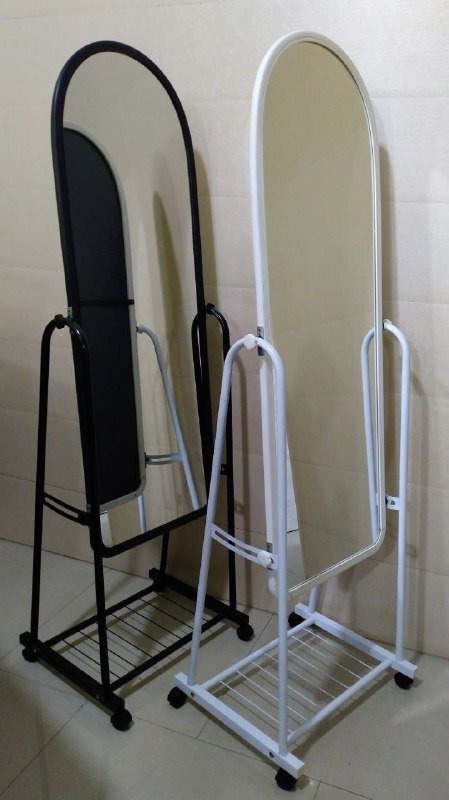 Большое зеркало на передвижной подставке черное и белое