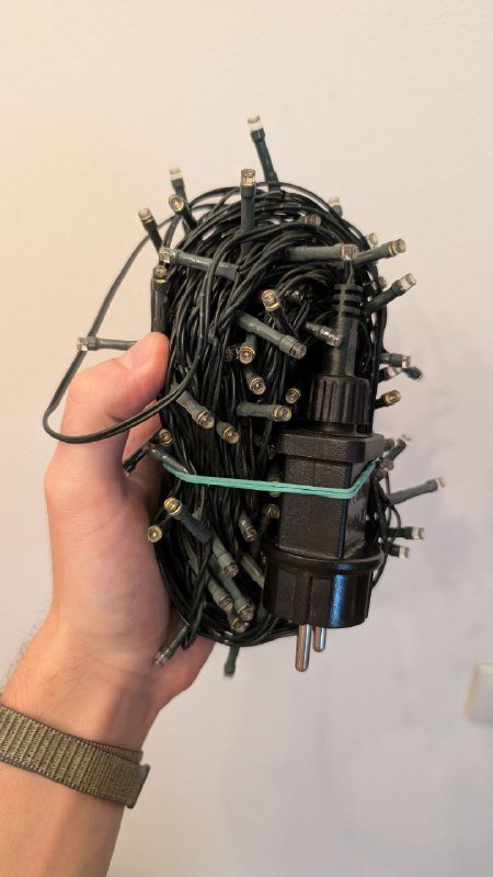 Зеркало, аптечка, плетёная коробочка, гирлянда 8