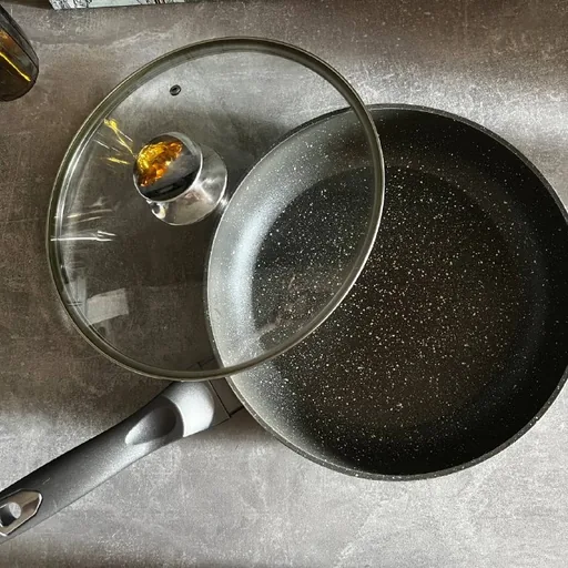 Сковорода, массажер, чайные чашки с блюдцами, графин и стаканы, паровой утюг