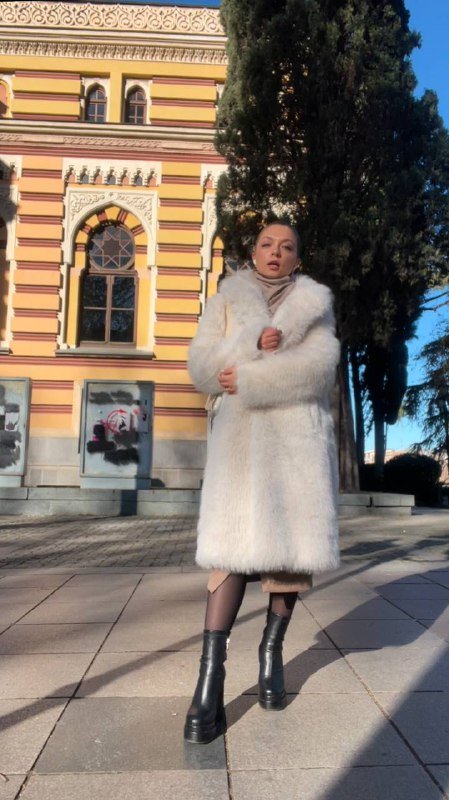 Шуба из искусственного меха белая bershka s-m