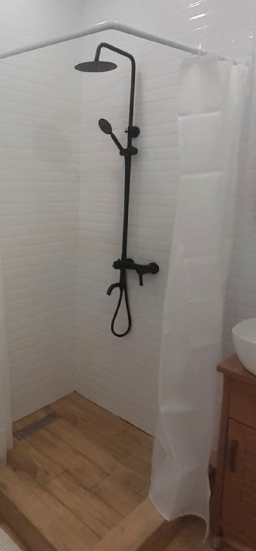 Палка для шторы в ванной, белая шторка