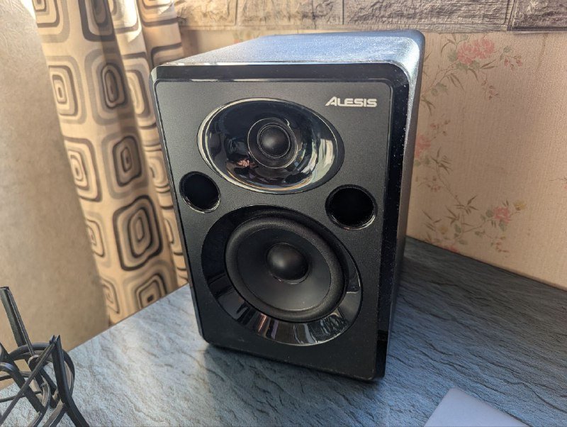студийные мониторы Alesis Elevate 5 MKII, аудиокарта PreSonus Studio 26c, наушники AKG K240, акустический экран 4