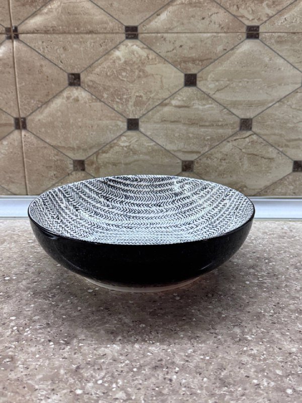 Белые тарелки, чёрные миски, синие тарелки, тарелка с узором, прозрачные и янтарные стаканы 4