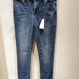 Кроссовки Trussardi, джинсы Armani Exchange, кардиган Zara, ремень Michael Kors, шапка H&M, кепка Guess 5