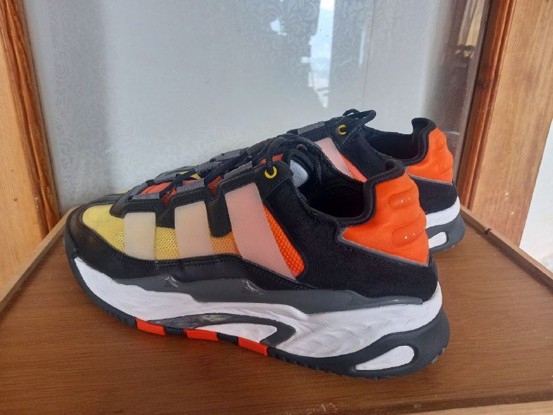 Книги, кроссовки Adidas, ботинки Verbenas 5