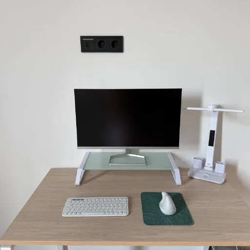 Монитор HP M24fw, мышь Logitech Lift, клавиатура K380, лампа