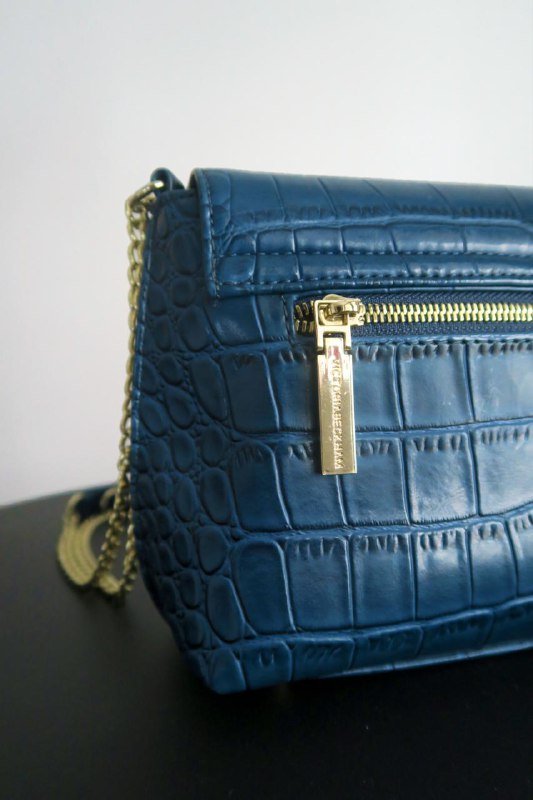 Темно-бирюзовая кожаная сумка кроссбоди с тиснением под крокодила 4