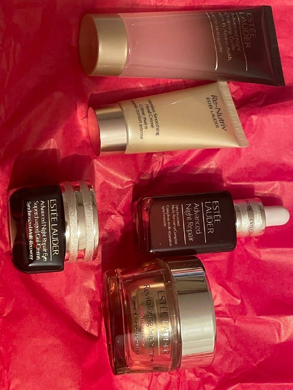 Набор косметики Estee Lauder, крем, палетка, тушь, помады 3