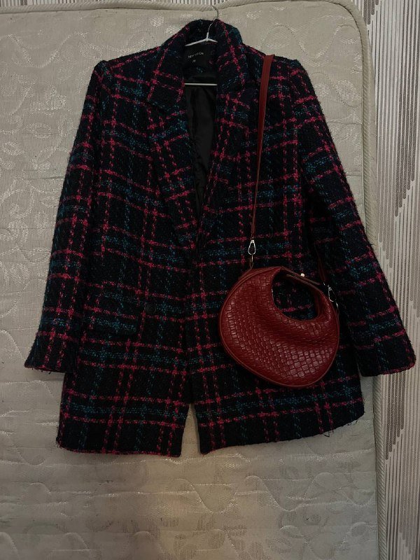 Твидовый пиджак, красная сумочка
