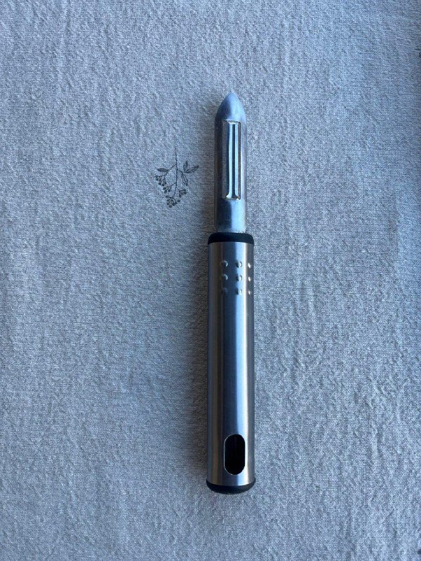 Эмалированная кастрюля, керамическая ваза, тёрка, овощечистка, швабра, разделочная доска 5