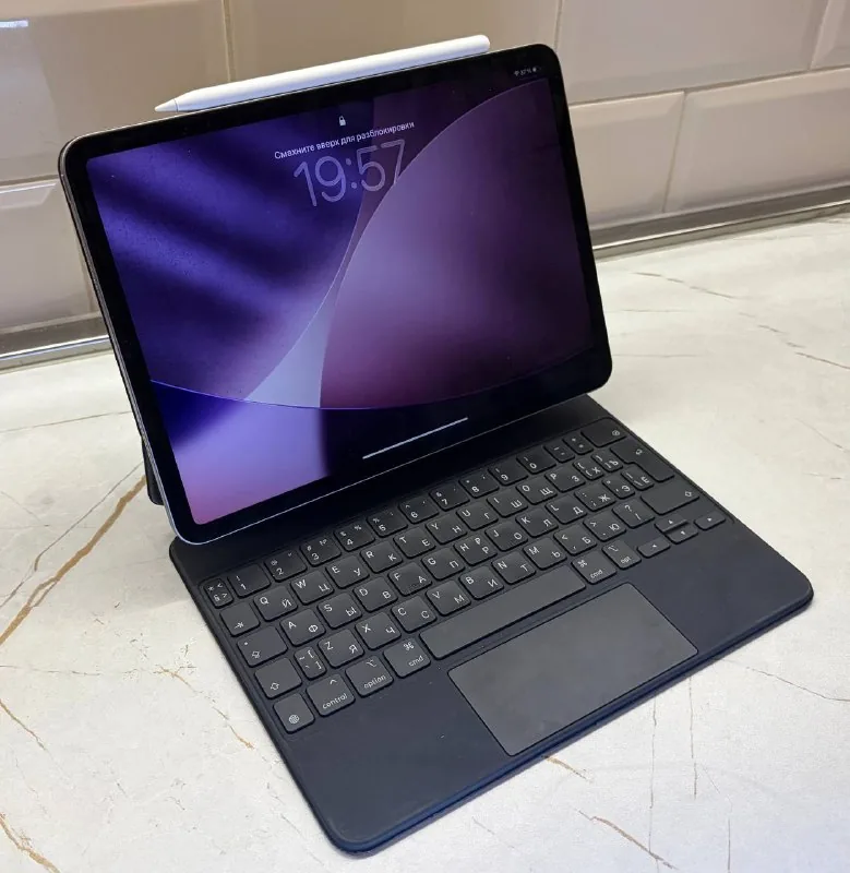 Apple iPad Pro 11, Magic Keyboard, Apple Pencil 2 1