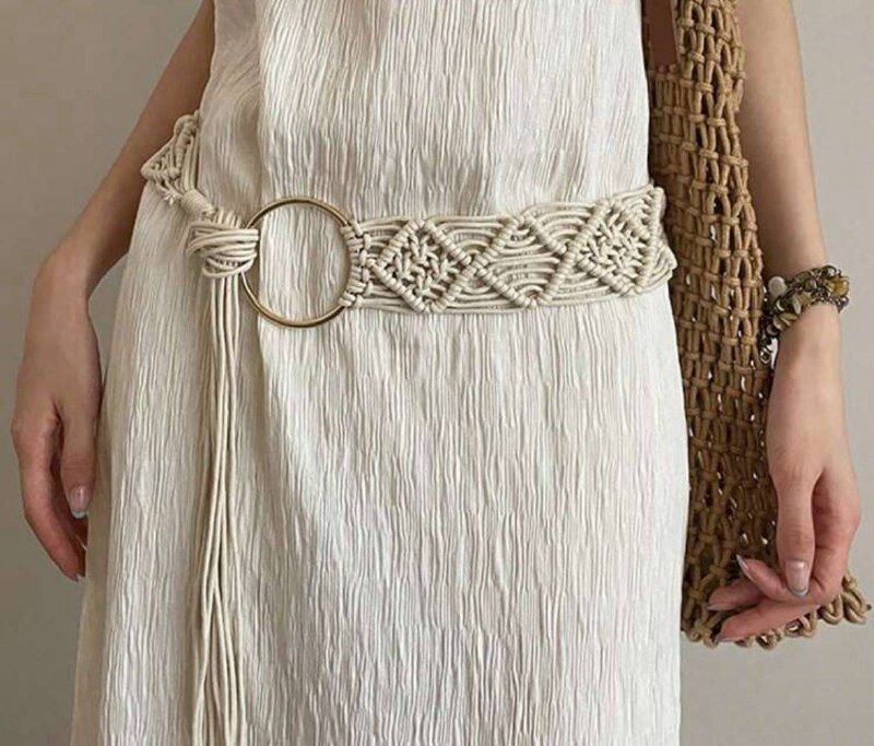 Ремень молочного цвета из натуральных материалов