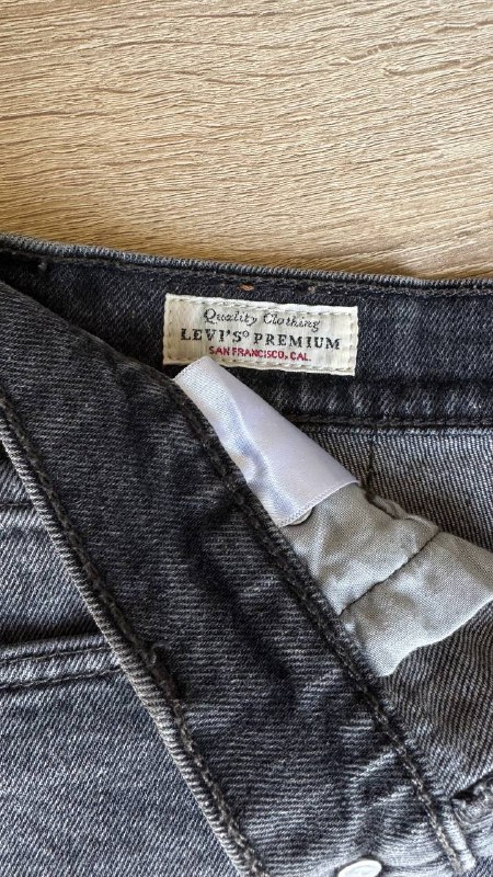 Шорты Levis, босоножки Reserved, черная рубашка DeFacto, белая рубашка Reserved 2