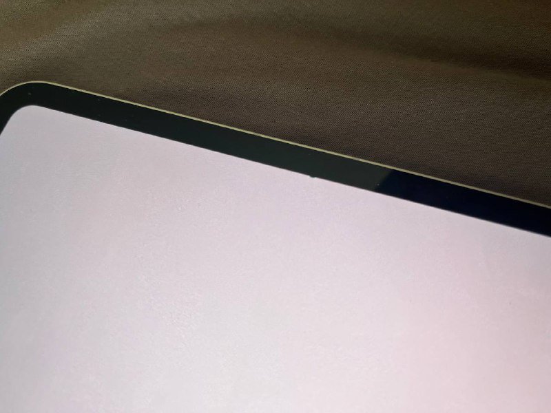 iPad Pro 11 M4, клавиатура Keychron K3, мышь Logitech MX Master 3, лампа Xiaomi Mi Computer Light 3