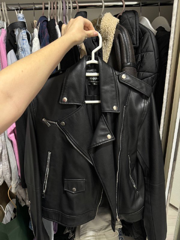 Женская кожаная куртка черная размер S М 2