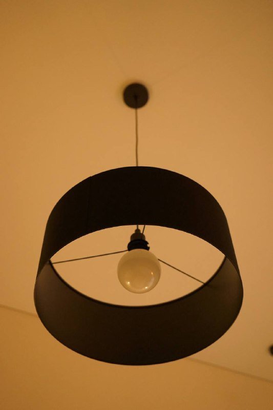 Люстра большая черная минималистичная