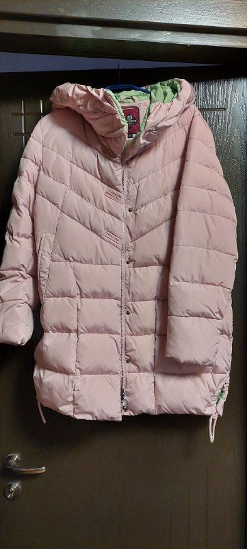 Тёплый пуховик цвета пыльная роза с капюшоном