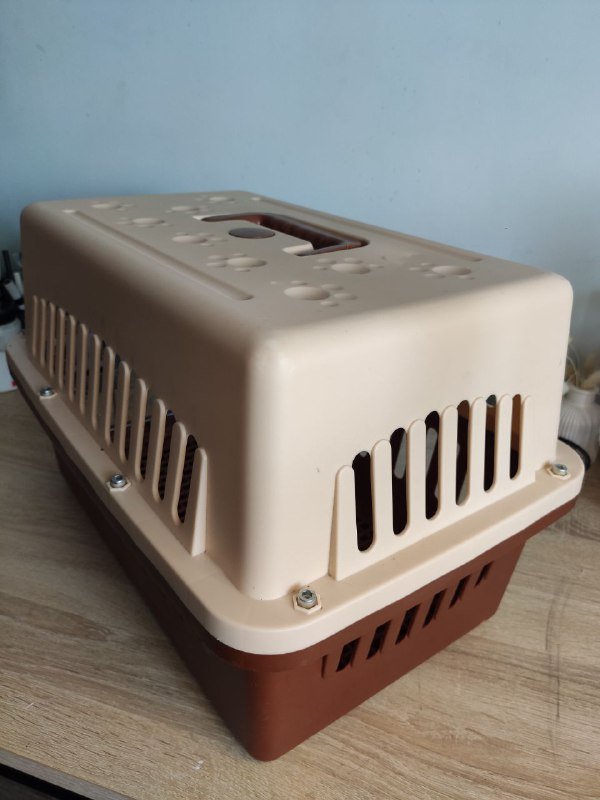 Пластиковая переноска с металлической клеткой для питомца 2