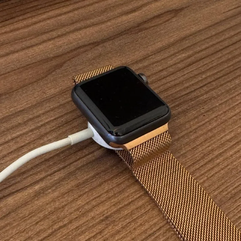 Apple Watch 3, фен Rowenta, чехлы, кабели, штатив 1